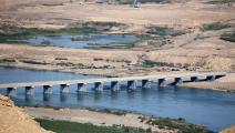 جسر على نهر دجلة شمالي العراق بالقرب من موقع سد مكحول (صباح عرار/ فرانس برس)