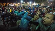 تجمع مقاهي مصر الشعبية جمهور كرة القدم (إبراهيم عزت/ فرانس برس)