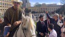 نائب يحضر إلى اجتماعات البرلمان على حصانه (Getty)