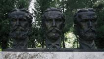 نصب تذكاري للإخوة فراشري، سامي وعبدل ونعيم، في تيرانا بألبانيا (Getty)