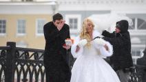 عروس تلتقط صوراً تذكارية في روسيا (ناتاليا كولنسيكوفا/ فرانس برس)