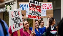 تظاهرات لطلاب الطب دعماً للعاملين في هيئة الخدمات الصحية (هيثير ن.ج/ Getty)