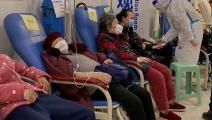 مرضى كوفيد يتلقون العلاج في أحد المستشفيات الصينية (نويل سيليس/ فرانس برس)