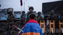 متظاهر أرميني أمام القوات الروسية، السبت، بستيباناكرت (دافيت غاهرامانيان/فرانس برس)