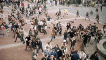 الشرطة الفرنسية تفضّ تجمّعاً للطلاب المحتجّين في ساحة السوربون، أيار/ مايو 1968 (Getty)