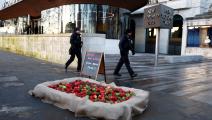 تفاح فاسد أمام مقر شرطة لندن احتجاجاً على العنف ضد المرأة (بيتر نيكولز/ رويترز)