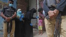حملة تحصين ضد شلل الأطفال بمواكبة الشرطة في باكستان (فرانس برس)