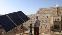 يشتري الأهالي ألواح الطاقة الشمسية لتوفير الخدمات (عارف وتد/فرانس برس)