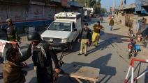 الشرطة الباكستانية تغلق طريقا بعد أن استولى مسلحو طالبان على مركز للشرطة في بانو في 19 ديسمبر 2022 (فرانس برس)