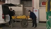 نقل متوفى بكورونا في الصين (نويل سليس/ Getty)