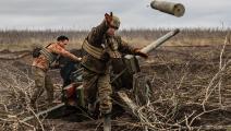 جندي أوكراني يلقى بقذيفة فارغة أثناء قصف لمواقع روسية في ضواحي باخموت، 30 ديسمبر 2022 (فرانس برس)