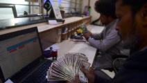 الروبية الباكستانية تتهاوى وسط الطلب القوي على الدولار (Getty)