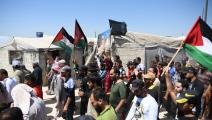 فلسطينيون وسوريون في مخيم دير بلوط على الحدود السورية التركية (رامي السيد/Getty)
