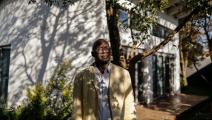 أشيل مبيمبي أمام منزله في جوهانسبرغ، جنوب أفريقيا، 2021 (Getty)