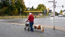 رجل مسن في ألمانيا (إينا فاسبندر/ فرانس برس)
