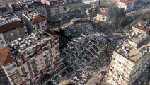 أدى الزلزالان إلى سقوط مباني عدة في تركيا (أيرسين أرتورك/ الأناضول)