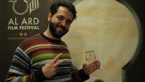 عيد حائزاً جائزة المخرج الناشئ في النسخة الأخيرة من "مهرجان الأرض" في كالياري بإيطاليا (أحمد الخليل)