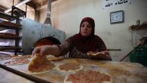 عاملة في أحد مخابز مخيم برج البراجنة للاجئين الفلسطينيين في لبنان (أنور عمرو/فرانس برس)