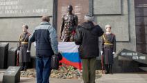 انفصاليان يحملان علماً روسياًَ بمولدوفا، 3 مارس الحالي (فلاديسلاف باشيف/رويترز)