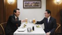 رئيس كوريا الجنوبية يون سوك يول/رئيس وزراء اليابان فوميو كيشيدا (رويترز)