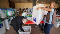 خلال فرز أصوات انتخابات أكتوبر 2021 (أحمد الربيعي/فرانس برس)