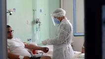 أحد مرضى كورونا يتلقى العلاج في مستشفى تونسي (ياسين محجوب/ Getty)