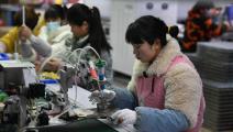 نساء عاملات في مصنع أجهزة إلكترونية في الصين (Getty)