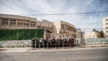 معلمات فلسطينيات ومدرسة مغلقة بسبب الإضراب في الضفة الغربية (ناصر اشتية/ Getty)