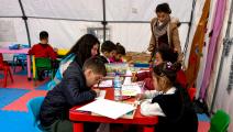 أطفال في خيمة للتعليم المؤقت بعد الزلزال في تركيا (أوموت أونفر/ Getty)
