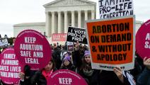 مؤيدات لحق الإجهاض أمام المحكمة العليا (أوليفير دولينري/فرانس برس)