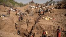 تعبئة مياه في كينيا وسط الجفاف في القرن الأفريقي (Getty)