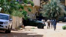 سودانيون قرب آلية عسكرية بالخرطوم، إبريل الحالي (فرانس برس)