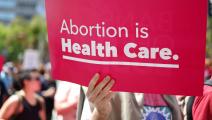 تحرك من أجل حق المرأة بالإجهاض في الولايات المتحدة الأميركية (ماريو تاما/ Getty)