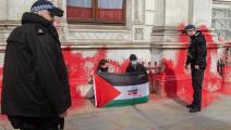 ناشطون من حركة "بالستاين أكشن" يطلون مبنى الخارجيّة البريطانيّة باللون الأحمر إحياءً لذكرى النّكبة (جاي سمالمان/Getty)