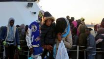مهاجرون من أفريقيا جنوب الصحراء أنقذوا من البحر ونقلوا إلى تونس (جهاد عبد اللاوي/ رويترز)