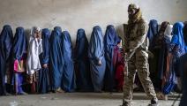 نساء أفغانيات وعناصر حركة طالبان في أفغانستان (إبراهيم نوروزي/ أسوشييتد برس)
