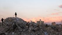 سوريون ودمار بعد زلزال 6 فبراير في سورية (كريم صاحب/ فرانس برس)