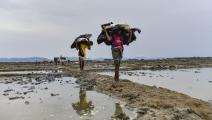 أشخاص في بنغلادش يفرون من إعصار موكا (فرانس برس)