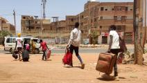 سودانيون نازحون وسط الاشتباكات في السودان (فرانس برس)