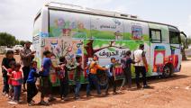 حافلات متنقلة لتعليم أطفال متضررين من الزلزال في شمال غرب سورية (رامي السيد/ فرانس برس)