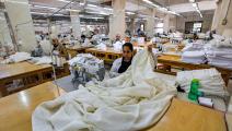 عاملات في مصنع للأقمشة في القاهرة (خالد الدسوقي/ فرانس برس)