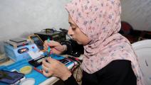 ولاء حماد شابة فلسطينية تصلح هواتف خلوية في غزة (فادي شناعة/ رويترز)