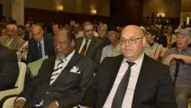 رئيس الموزنبيق الأسبق شيسانو (يسار) في مؤتمر جزائري (فيسبوك)