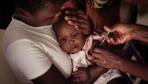 طفلة تتلقى لقاحاً تجريبياً ضد الملاريا في كينيا (ياسويوشي تشيبا/ فرانس برس)