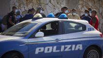 مهاجرون تونسيون غير نظاميين وشرطة في إيطاليا (لورنزو باليتسولو/ Getty)
