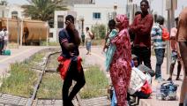 مهاجرون يغادرون صفاقس في تونس بعد طردهم منها (حسام زواري/ الأناضول)