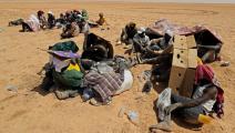 مهاجرون من أفريقيا جنوب الصحراء عند الحدود بين تونس وليبيا (محمود تركية/ فرانس برس)
