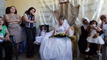 احتفال صغير بزواج الفتيات قبيل مغادرتهن (ديفيد سيلفرمان/Getty)