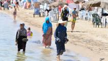 درجات الحرارة المرتفعة تدفع الأسر التونسية نحو البحر (getty)