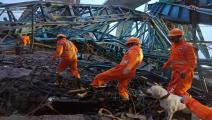 عمال في انهيار رافعة جسر في الهند (أسوشييتد برس)